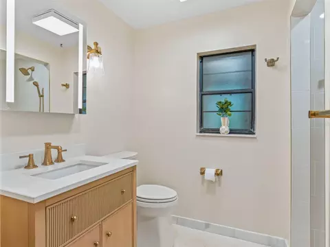 Bath - 6350 NE 86th Ave, Bronson, FL 32621 photo 2 of 7