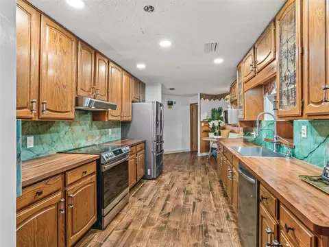 Kitchen - 6350 NE 86th Ave, Bronson, FL 32621 photo 3 of 4