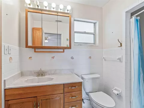Bath - 6350 NE 86th Ave, Bronson, FL 32621 photo 5 of 7
