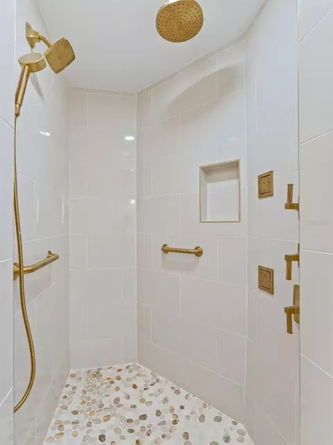 Bath - 6350 NE 86th Ave, Bronson, FL 32621 photo 3 of 7