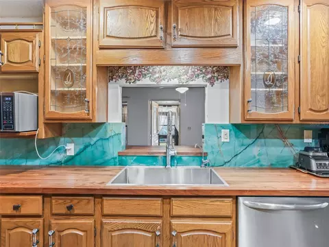 Kitchen - 6350 NE 86th Ave, Bronson, FL 32621 photo 2 of 4