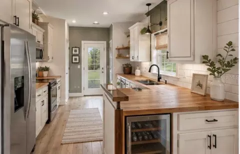 Kitchen - 16638 N Highway 329, Reddick, FL 32686 photo 6 of 7