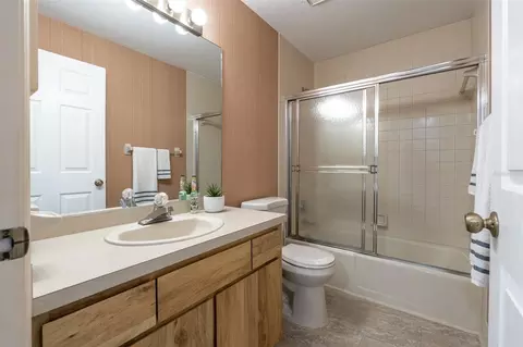 Bath - 1720 NE 38 Ave, Ocala, FL 34470 photo 4 of 5