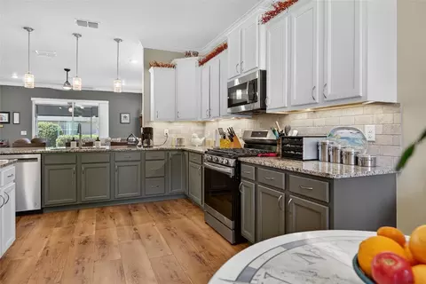 Kitchen - 9996 SW 88th Loop, Ocala, FL 34481 photo 2 of 3