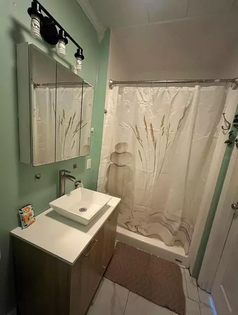 Bath - 2131 NE 3rd St, Ocala, FL 34470 photo 6 of 6