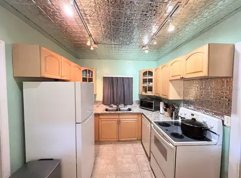 Kitchen - 2131 NE 3rd St, Ocala, FL 34470 photo 2 of 2