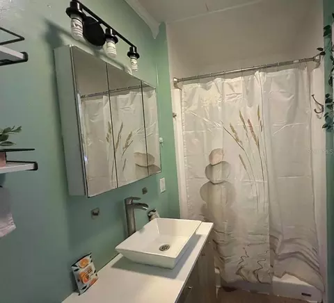 Bath - 2131 NE 3rd St, Ocala, FL 34470 photo 5 of 6