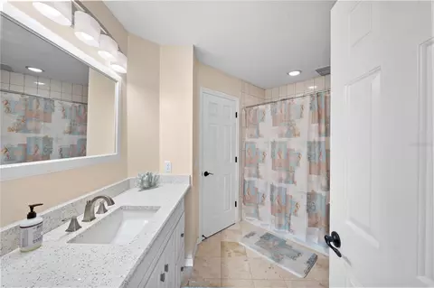 Bath - 1623 SE 29th Ter, Ocala, FL 34471 photo 2 of 9