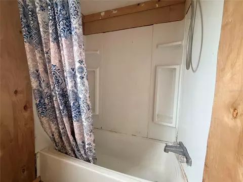 Bath - 12451 NE 20th St, Williston, FL 32696 photo 8 of 10
