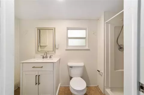 Bath - 825 SE 13th St, Ocala, FL 34471 photo 3 of 4