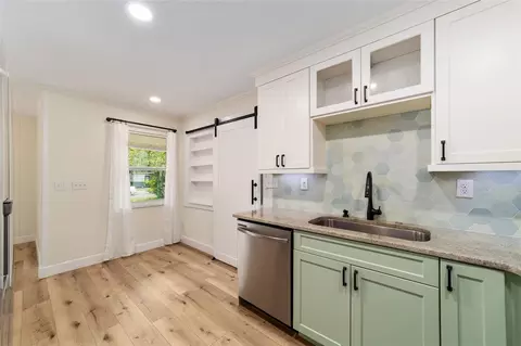 Kitchen - 825 SE 13th St, Ocala, FL 34471 photo 5 of 7