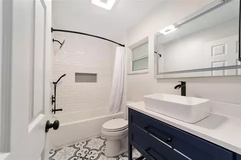 Bath - 825 SE 13th St, Ocala, FL 34471 photo 1 of 4