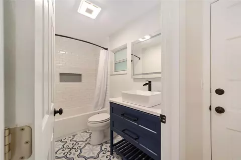 Bath - 825 SE 13th St, Ocala, FL 34471 photo 2 of 4