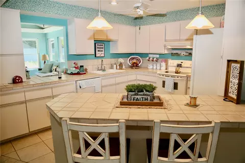 Kitchen - 1069 SE 57th Ave, Ocala, FL 34480 photo 4 of 6