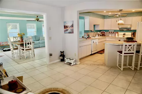 Kitchen - 1069 SE 57th Ave, Ocala, FL 34480 photo 3 of 6