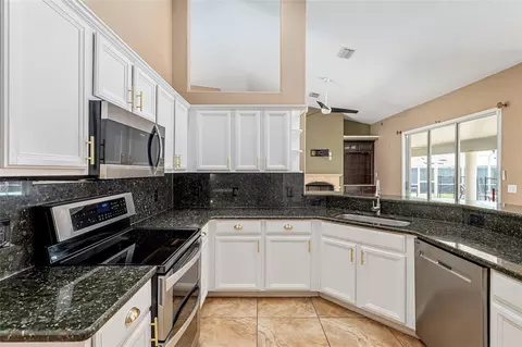 Kitchen - 5610 SW 88th Pl, Ocala, FL 34476 photo 5 of 9