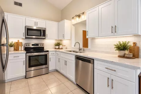 Kitchen - 549 Silver Course Run, Ocala, FL 34472 photo 3 of 3