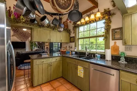 Kitchen - 411 SW 38th St, Ocala, FL 34471 photo 4 of 9