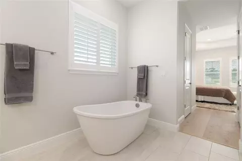 Bath - 1929 NW 85th Loop, Ocala, FL 34475 photo 3 of 5