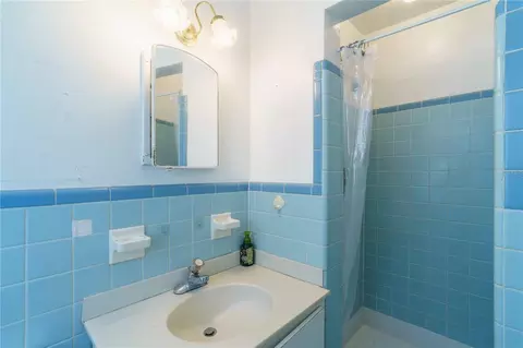 Bath - 3523 SE 6th St, Ocala, FL 34471 photo 2 of 4