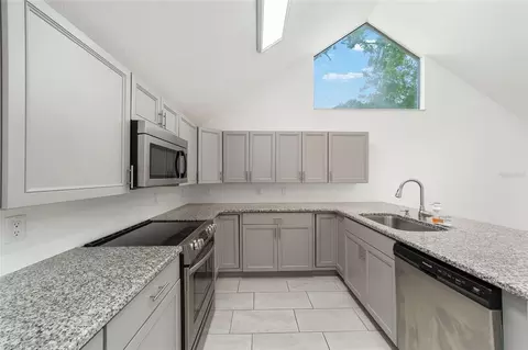 Kitchen - 2159 SE 7th Ter, Ocala, FL 34471 photo 6 of 7