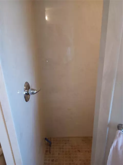 Bath - 987 SE 65 Cir, Ocala, FL 34472 photo 1 of 4