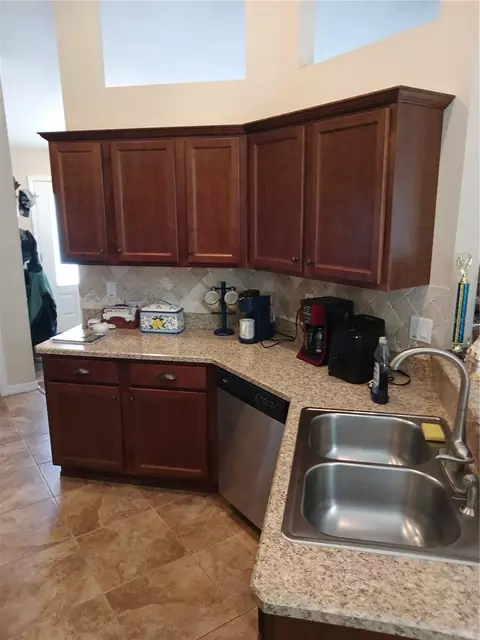 Kitchen - 987 SE 65 Cir, Ocala, FL 34472 photo 2 of 3