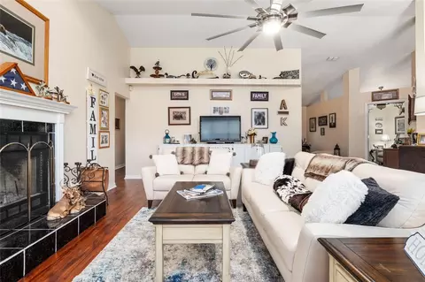 Living - 275 SE 34th Pl, Ocala, FL 34471 photo 1 of 2