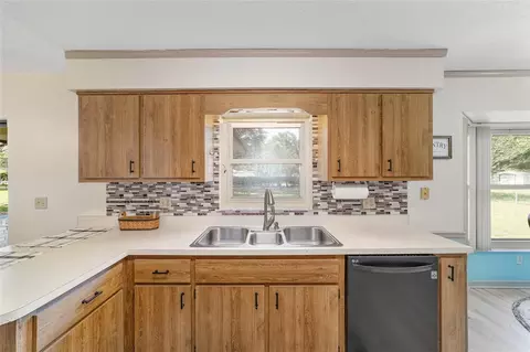 Kitchen - 4008 SE 61 Pl, Ocala, FL 34480 photo 4 of 6