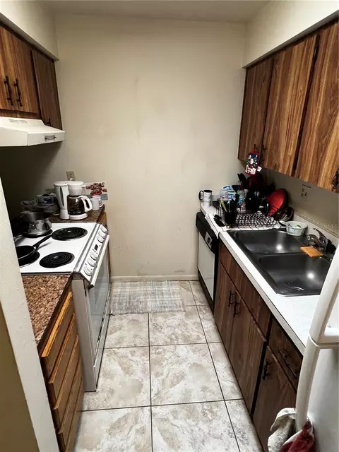 Kitchen - 601 NE 28th Ave, Ocala, FL 34470 photo 3 of 4