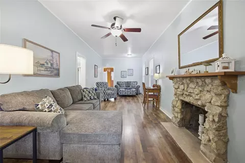 Living - 124 SE 1st St, Williston, FL 32696 photo 3 of 6
