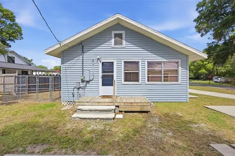 Exterior - 124 SE 1st St, Williston, FL 32696 photo 4 of 8