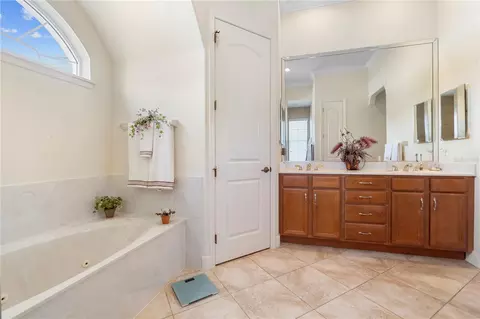 Bath - 6426 SE 10th St, Ocala, FL 34472 photo 4 of 6