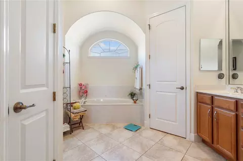 Bath - 6426 SE 10th St, Ocala, FL 34472 photo 3 of 6