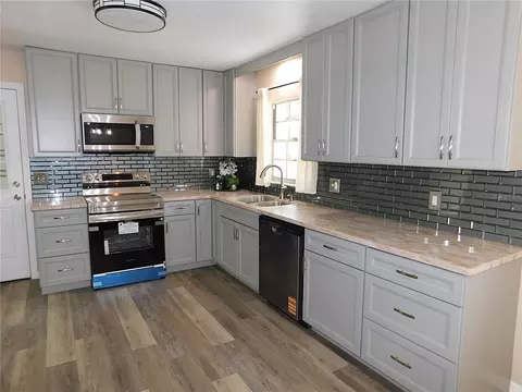 Kitchen - 6875 NE 25th Ave, Ocala, FL 34479 photo 1 of 3