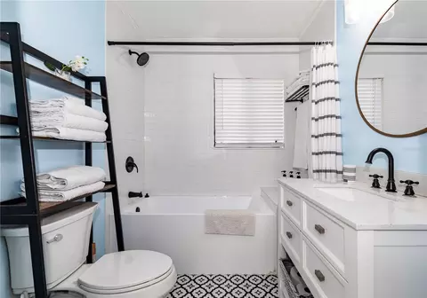 Bath - 1008 NE 6th St, Ocala, FL 34470 photo 1 of 1