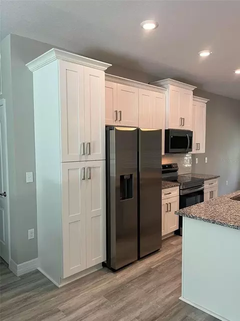 Kitchen - 524 E Avondale Dr, Dunnellon, FL 34434 photo 7 of 7