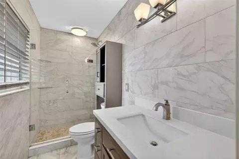 Bath - 550 SE 39th Ter, Ocala, FL 34471 photo 2 of 2
