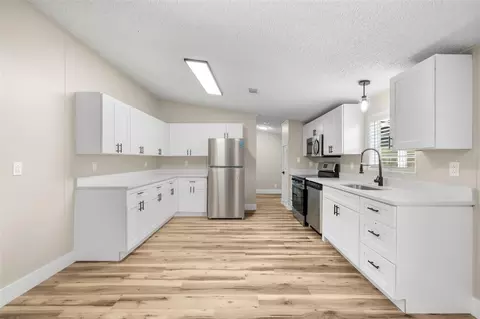 Kitchen - 11330 NE 84th Ct, Bronson, FL 32621 photo 2 of 3