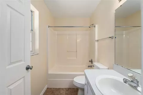 Bath - 4329 NW 155th St, Reddick, FL 32686 photo 2 of 3
