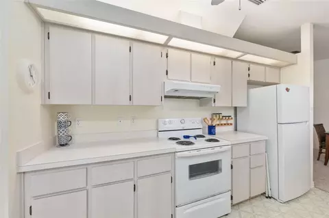 Kitchen - 8038 SW 108th Loop, Ocala, FL 34481 photo 4 of 7