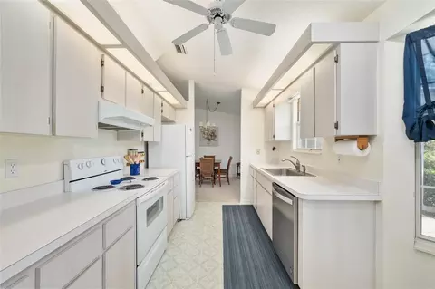 Kitchen - 8038 SW 108th Loop, Ocala, FL 34481 photo 5 of 7