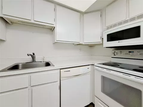 Kitchen - 533 Midway Dr #B, Ocala, FL 34472 photo 2 of 3