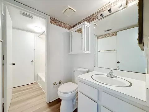 Bath - 533 Midway Dr #B, Ocala, FL 34472 photo 1 of 3