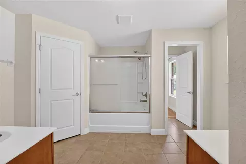 Bath - 4319 SW 63rd St, Ocala, FL 34474 photo 2 of 4