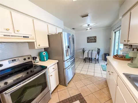 Kitchen - 192 Willow Rd, Ocala, FL 34472 photo 6 of 9