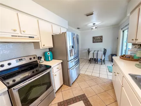 Kitchen - 192 Willow Rd, Ocala, FL 34472 photo 7 of 9