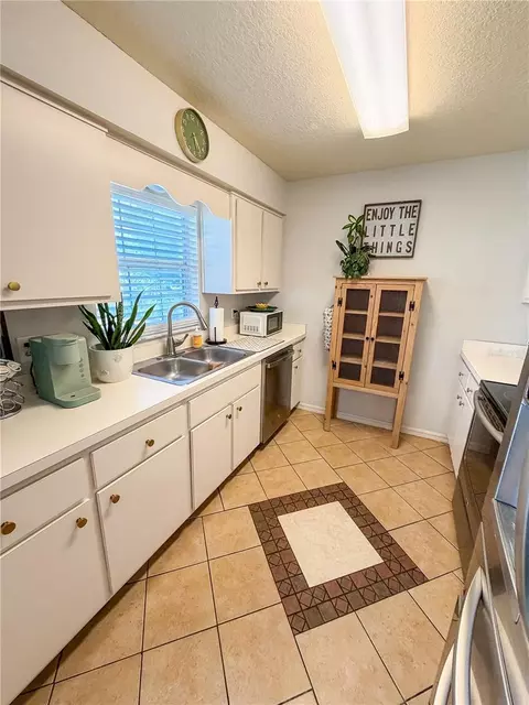 Kitchen - 192 Willow Rd, Ocala, FL 34472 photo 4 of 9