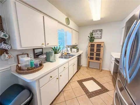 Kitchen - 192 Willow Rd, Ocala, FL 34472 photo 8 of 9