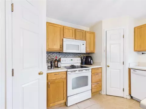 Kitchen - 4540 SE 30th St, Ocala, FL 34480 photo 4 of 5